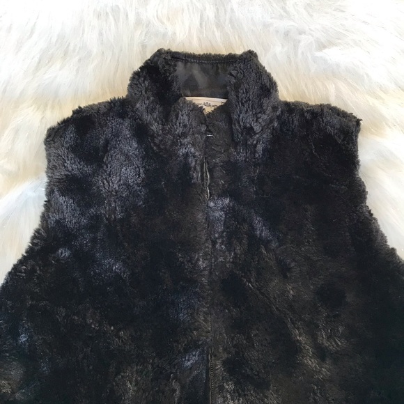 Tiara Faux Fur Vest - Picture 3 of 3
